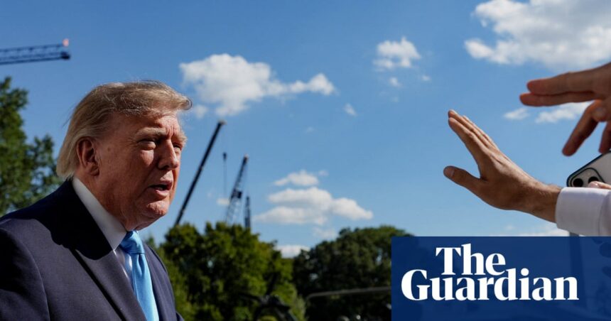 Aprobación de Trump cae a 32% ante latinos e independientes