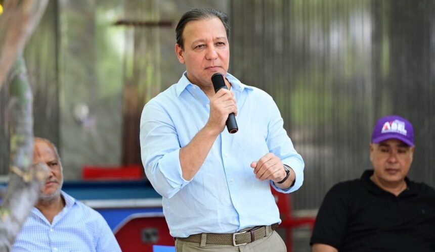 Abel Martínez propone plan integral contra inseguridad en Santiago