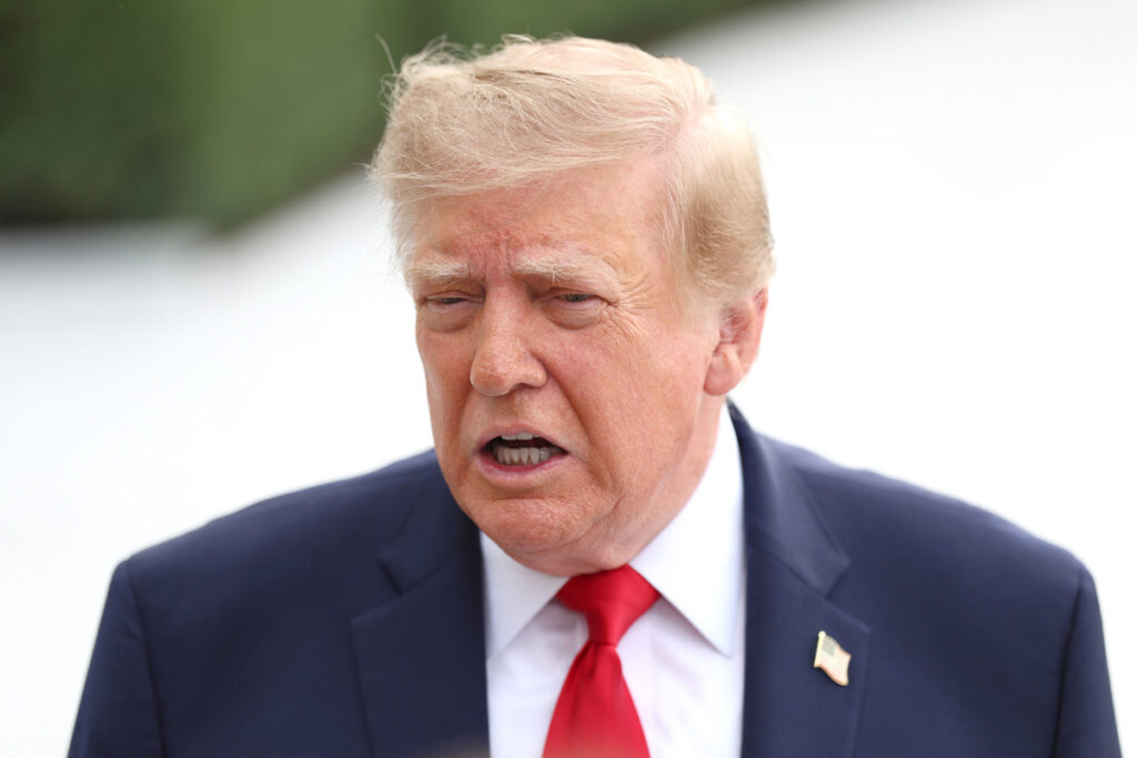 Trump descarta intervención militar y prevé acuerdo con Cuba