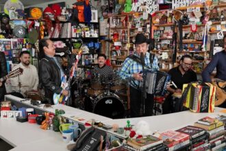 Los Tigres del Norte abordan migración en Tiny Desk de NPR