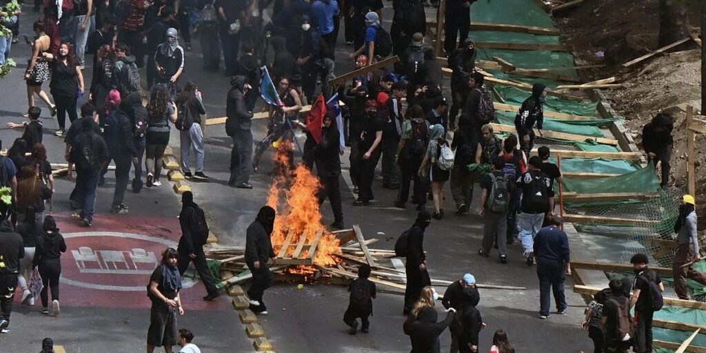 Chile: 110 detenidos en protestas por aniversario del estallido social