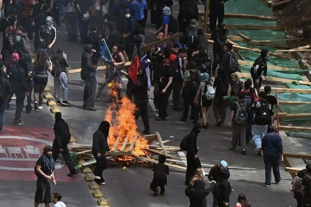 Chile: 110 detenidos en protestas por aniversario del estallido social