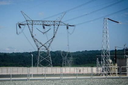 Colombia reanuda exportación de energía a Ecuador con restricciones