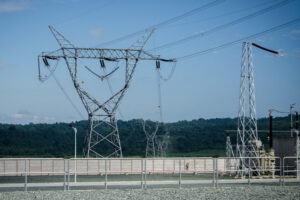 Colombia reanuda exportación de energía a Ecuador con limitaciones