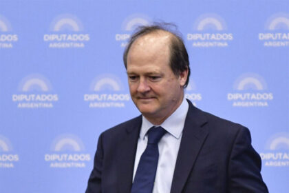 Renuncia Daniel González a Secretaría de Energía en Argentina