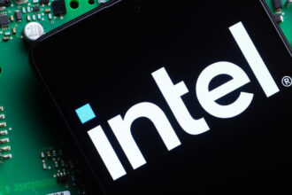Acciones de Intel caen 26 % tras pérdidas de 12,000 millones
