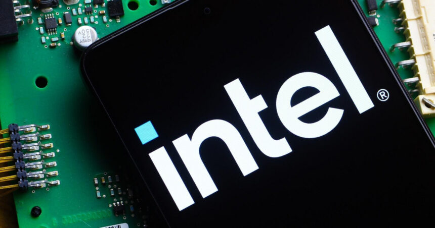 Acciones de Intel caen 26 % tras pérdidas de 12,000 millones