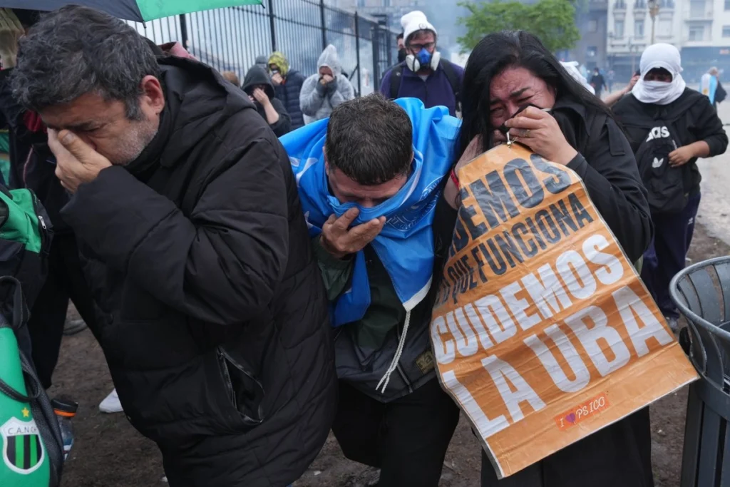 Represión policial deja heridos tras marcha universitaria en Argentina