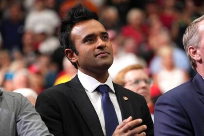 Campaña de Ramaswamy retira a implicado por antecedentes penales