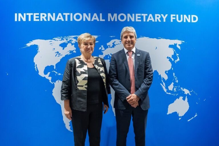Argentina contempla usar swap con China para pagar deuda externa