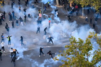 Francia impone toque de queda por disturbios y protestas sociales