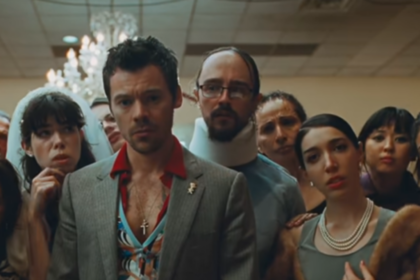 Harry Styles lanza el videoclip íntimo de "Coming Up Roses"
