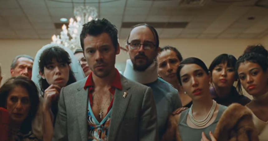 Harry Styles lanza el videoclip íntimo de "Coming Up Roses"