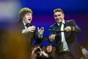Senado argentino cuestiona a Milei por salida de Flavio Bolsonaro